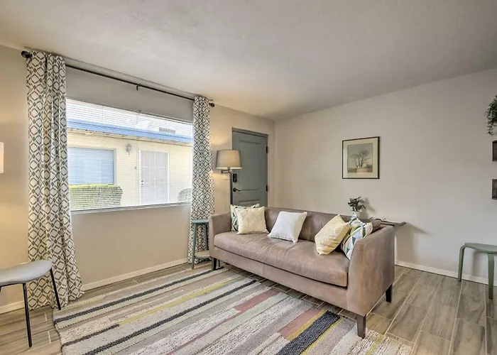 Walk To Old Town! Nurse-ready Apartment