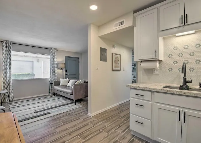 Walk To Old Town! Nurse-ready Apartment