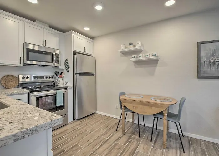 Walk To Old Town! Nurse-ready Apartment *